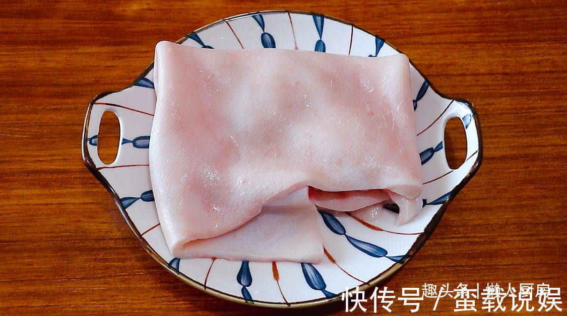 收入|掌握好这些技巧,炸出来的猪皮蓬松,有人凭借着炸猪皮年收入百万