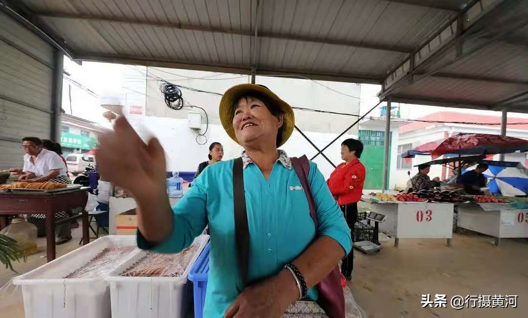山路|7旬大娘清晨赶10里山路卖菜6小时没开张，站在摊前为午饭发愁