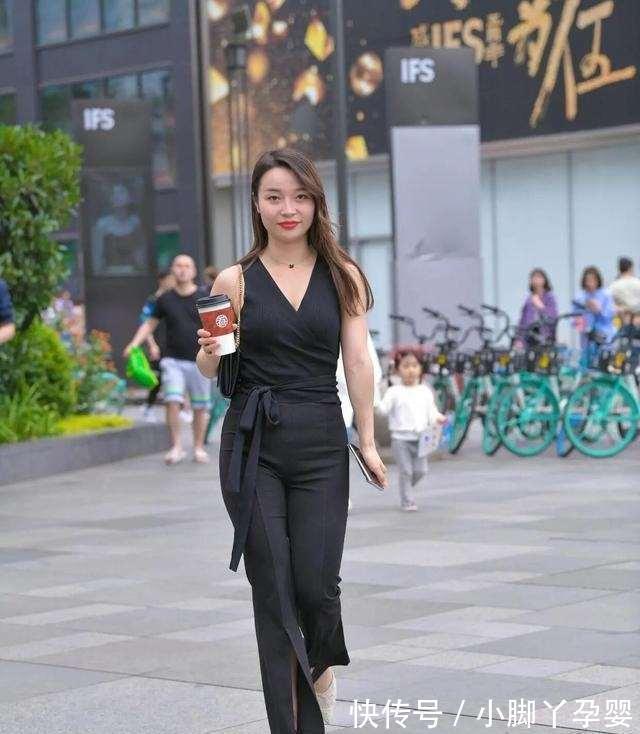 v领|美女裤子太普通，全靠上衣来“撑场面”了