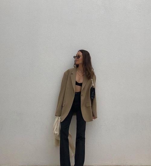 腋下包热潮还未灭，让整体造型变得有亮点！