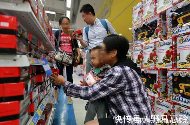 口渴|孩子逛超市口渴，宝妈拿空饮料瓶结账，收银员：麻烦10倍赔偿