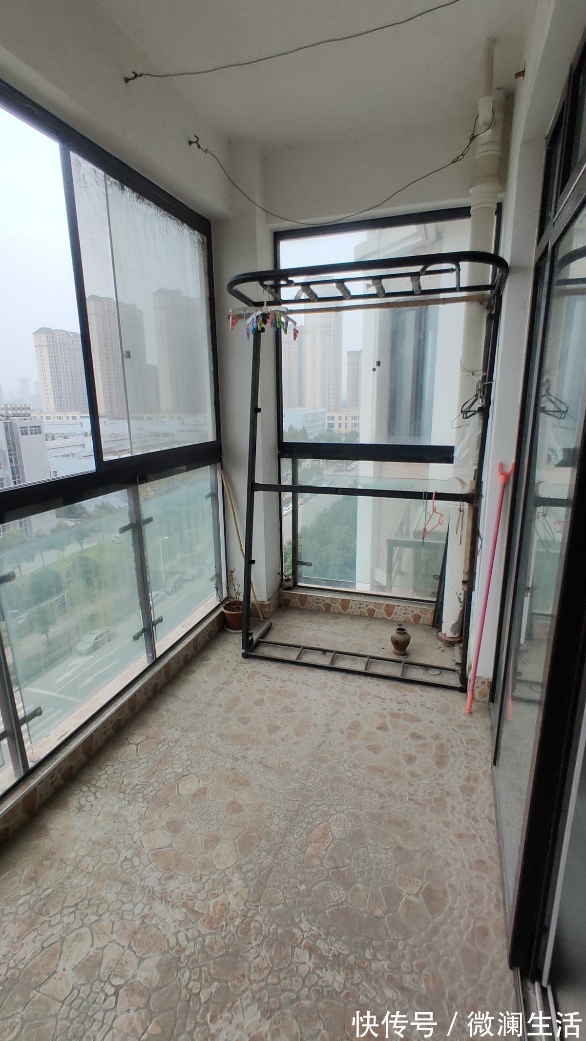 4个擦玻璃的小妙招，只要记住一个，玻璃就能光亮如新