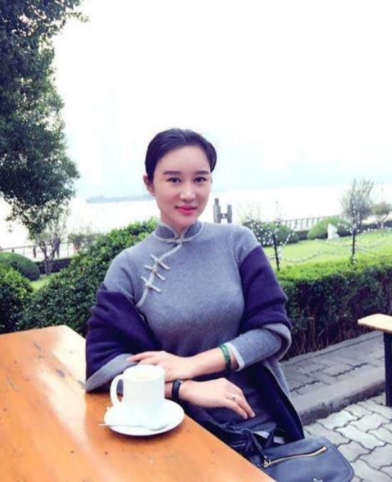 杜星霖被张纪中霸气搂怀，小31岁妻子满面春光，2胎仍小鸟依人