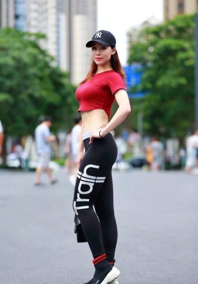街拍极品身材的小姐姐,出门都不忘穿上惹眼的瑜伽裤
