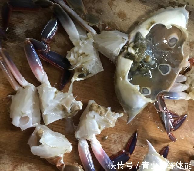 咸蛋黄焗蟹,吸一口满满的香味,太满足了!