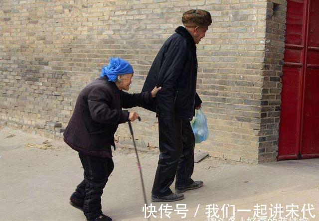 老人|有一种“新型啃老”正在流行,老人有苦难言,子女们却不愿承认