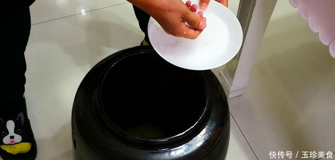 腌酸菜时,老做法,新工艺,叫你找回妈妈的味道,放一年都不坏