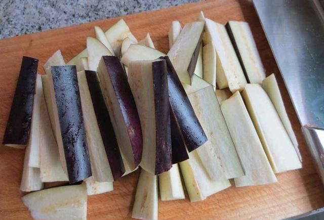  炒茄子的时|退休伙夫：炒茄子时，多加这1步，出锅后不发黑还入味