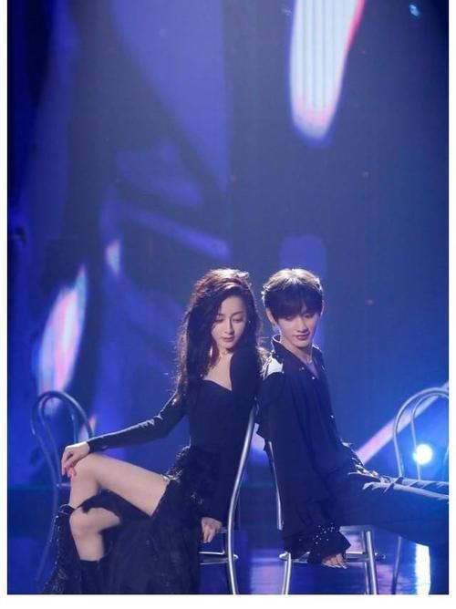 迪丽热巴|荣耀夫妇现身《快乐大本营》,迪丽热巴丁程鑫热舞好养眼