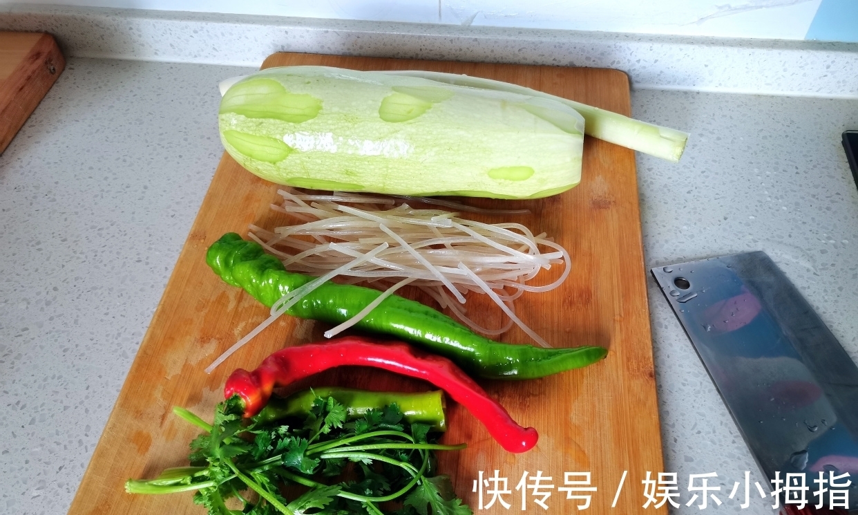 包子|夏天我家少不了这个馅料的包子,鲜嫩多汁,味道太香了