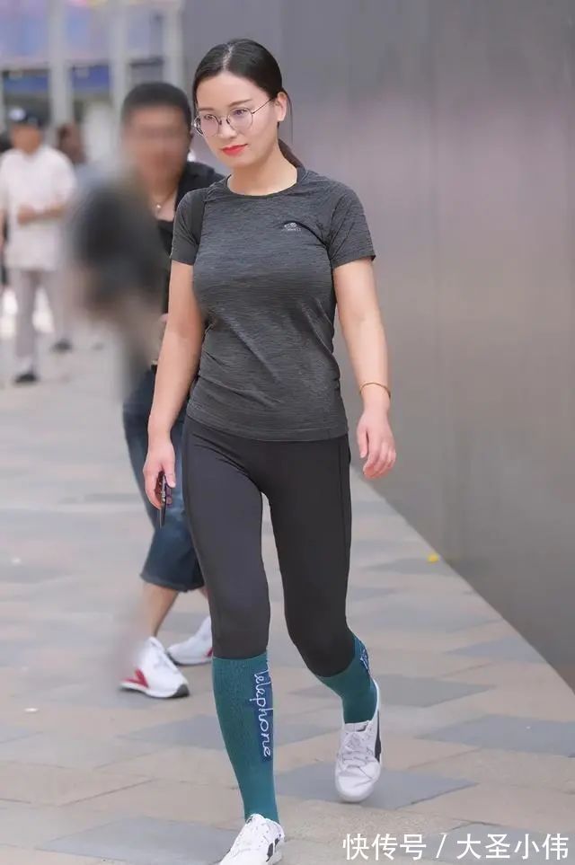 长度 美女街拍:“凹凸感”十足的打底裤,选对裙型的女生,大腿肉滑