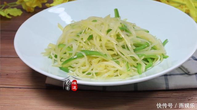 炒土豆丝前,别再用水冲洗了!怪不得你做的不爽脆,还粘锅…