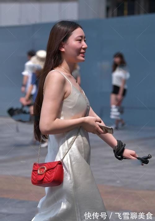 吊带 亮白色丝质吊带宽松连衣裙,搭配红色链条包包,热情又大方的穿搭