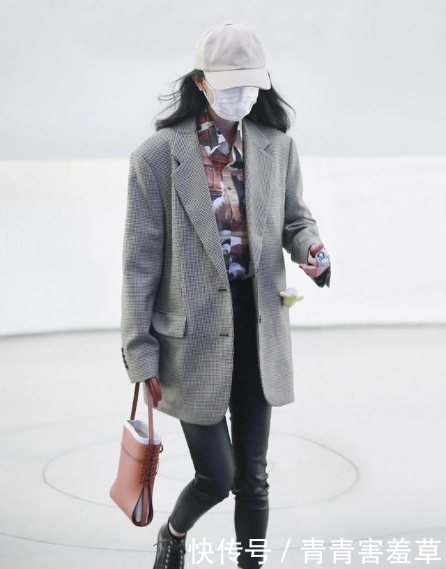 外套|秋冬外套里面怎么穿?建议试试这3件“内搭”,个性时髦又保暖