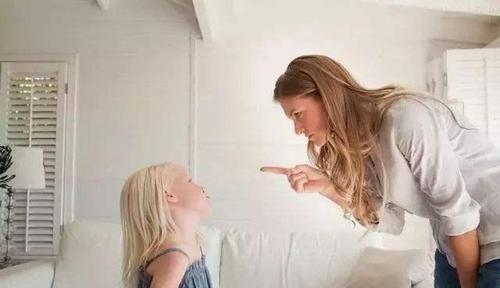 孩子|妈妈忘记买饮料,6岁女儿当众对她拳打脚踢,爸爸的做法让人解气