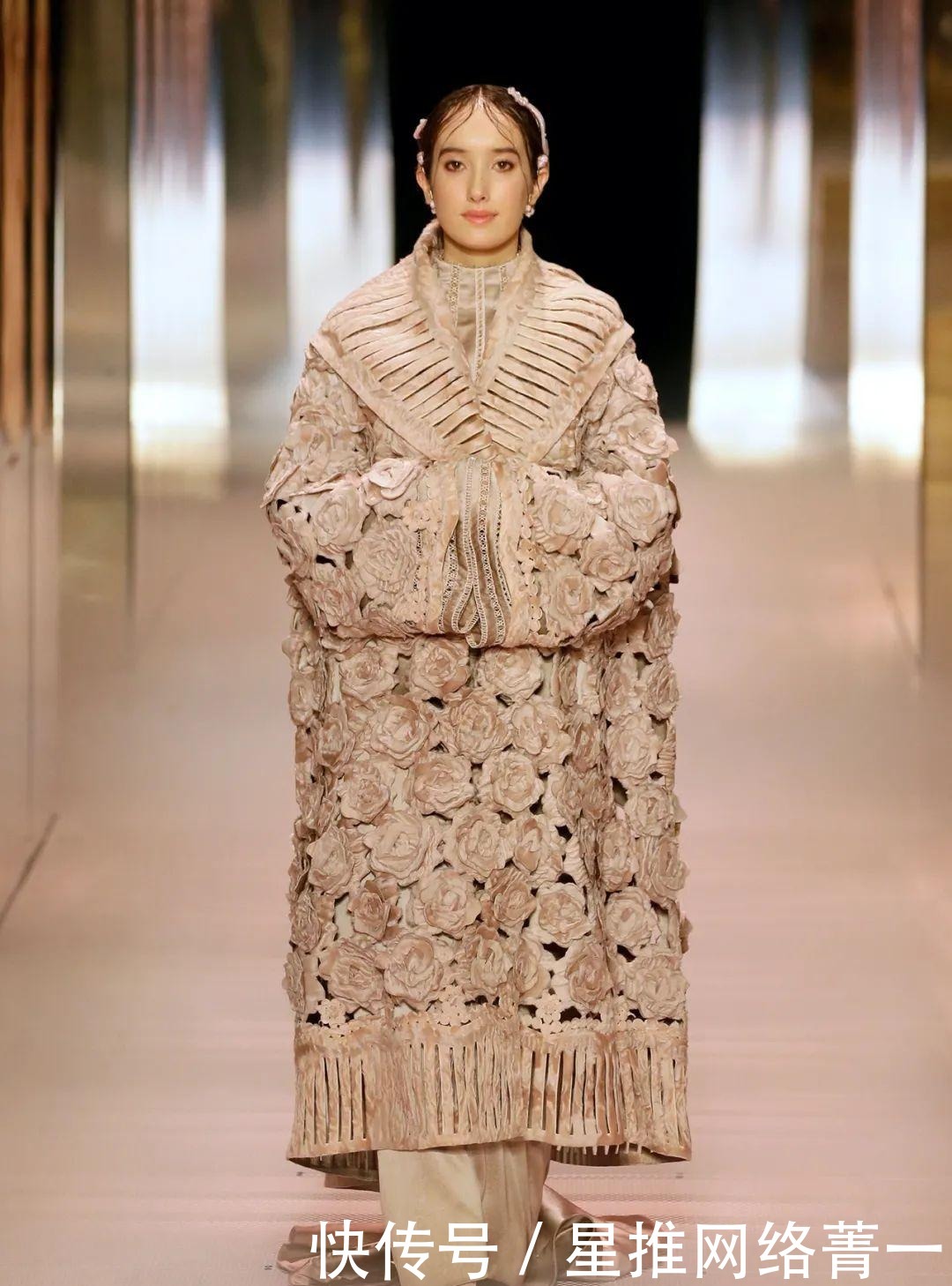 jones|黛米·摩尔走秀的FENDI2021高定秀，她们为艺术站台