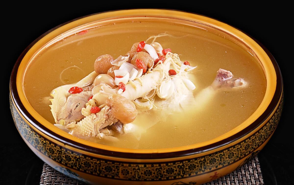 菌菇鸡汤，营养丰富超美味，清淡好吸收的家常美食，炖一锅全家补