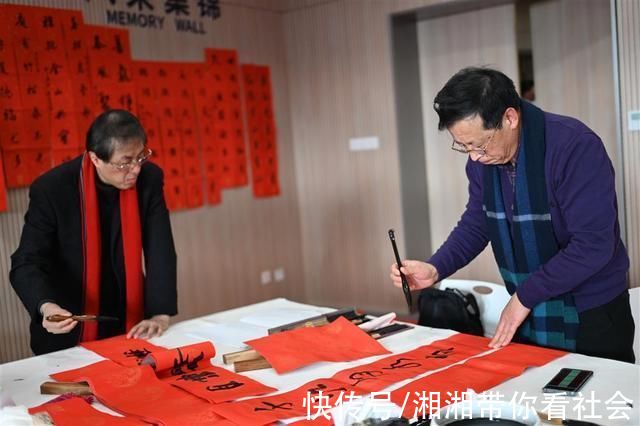 上海市#新年前夕，一群上海书法家为市民义务写春联、送福字……