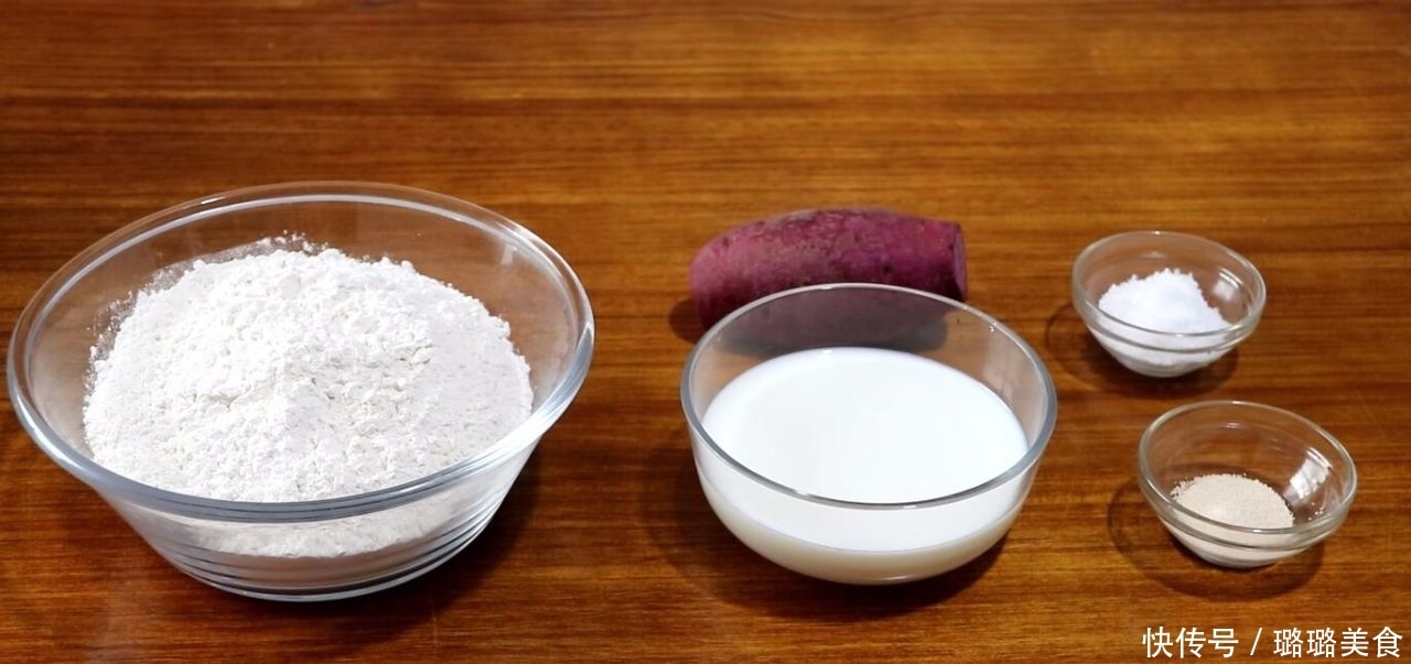 这是面粉的懒人做法,和面不加水,做出的馒头松软不塌,香甜可口