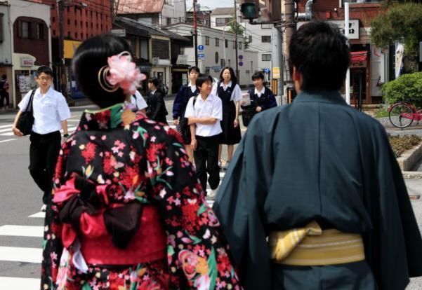 去日本旅游住宿，遇到穿和服的女生来敲门不要开，男性游客要小心