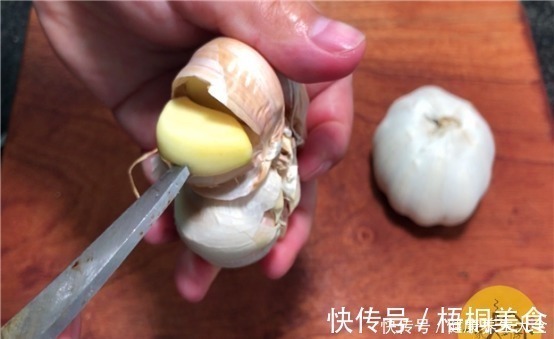 剥大蒜时,只要碰一碰这个部位,蒜皮马上完全脱落,太实用了!