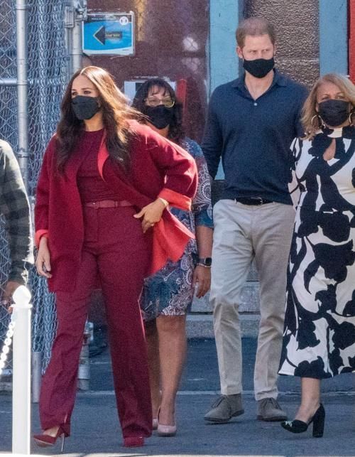 红色系 梅根真有钱啊!三天行程6套衣服60万,外加260万珠宝,土豪风十足