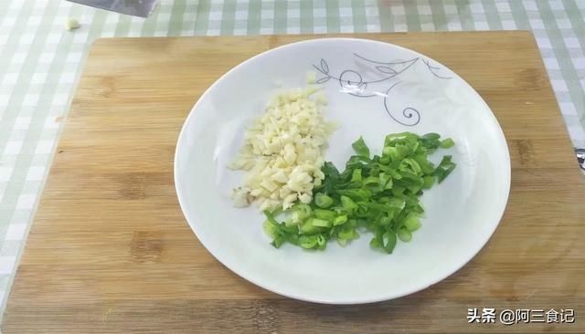 鸡蛋块儿|包菜加2个鸡蛋，外婆教我的特别做法，开胃又营养，比吃肉还下饭