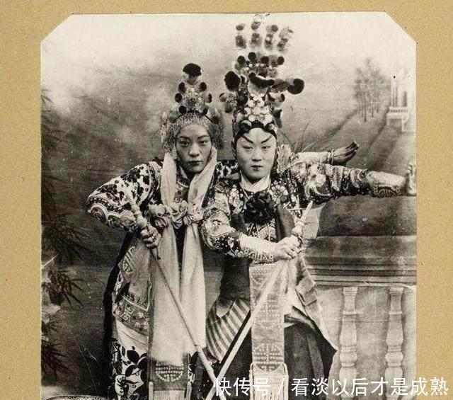 妇女|清朝老照片小脚妇女一脸呆滞,图2真实的清朝美女!