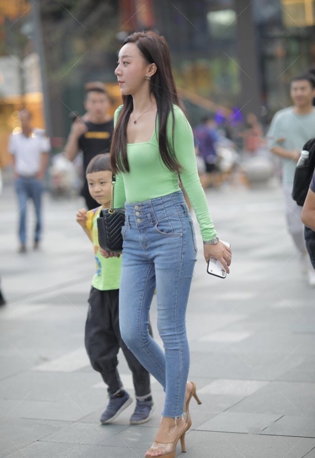牛仔裤 复古牛仔裤搭配亮绿色紧身上衣,颜色打造的清爽感凸显高级气质