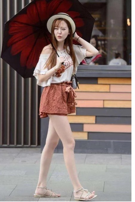 街拍:小姐姐穿着打扮将身材比例彰显得非常完美,甜甜的少女感十足