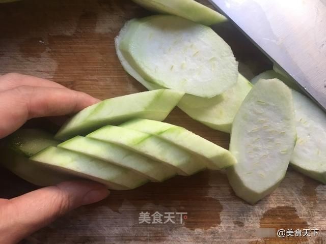 吃了30年丝瓜，这种做法最营养！只要5分钟，鲜味十足可口下饭