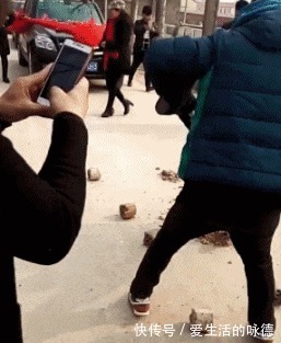 |搞笑GIF:姑娘你的头好重啊,吓着汪星人了,还能不能让它好好睡觉了