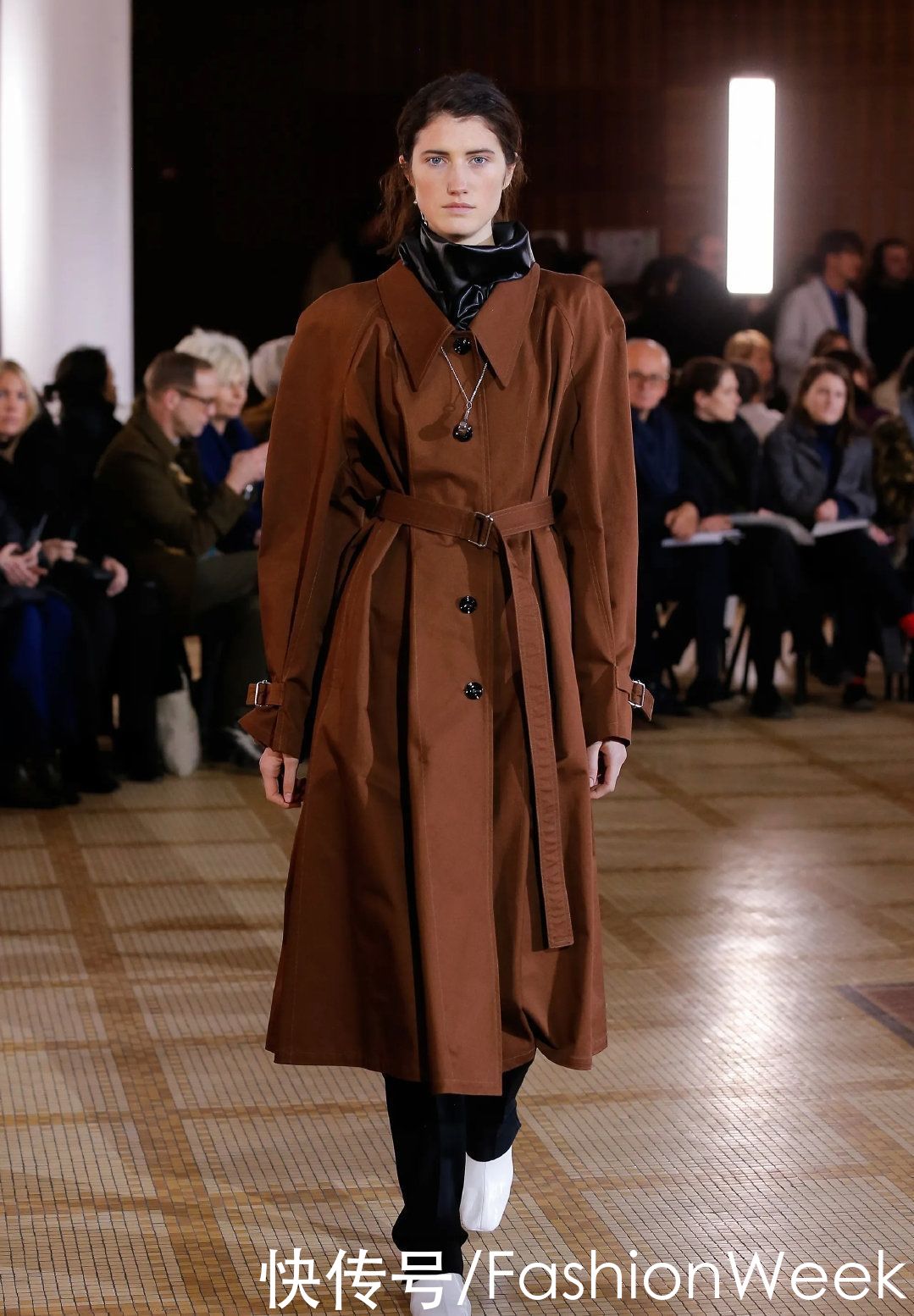 和秋冬超配的大地色，时髦典雅的穿搭，尽显优雅女人魅力