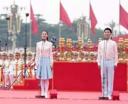 大会|庆祝大会领诵女孩火了!穿白衬衫昂首挺胸超美,170身材不输模特