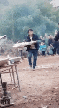 |搞笑GIF段子:狗子:这么多大风大浪都过来了,没想到最后还是翻船了