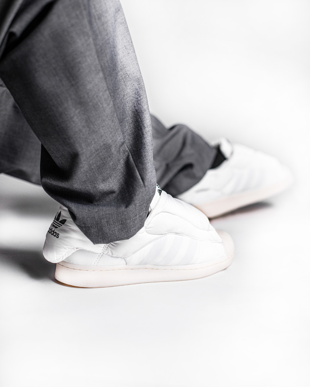 gin天太冷, 阿迪给鞋都穿上棉袄了! 小姐姐露腿穿真白啊!