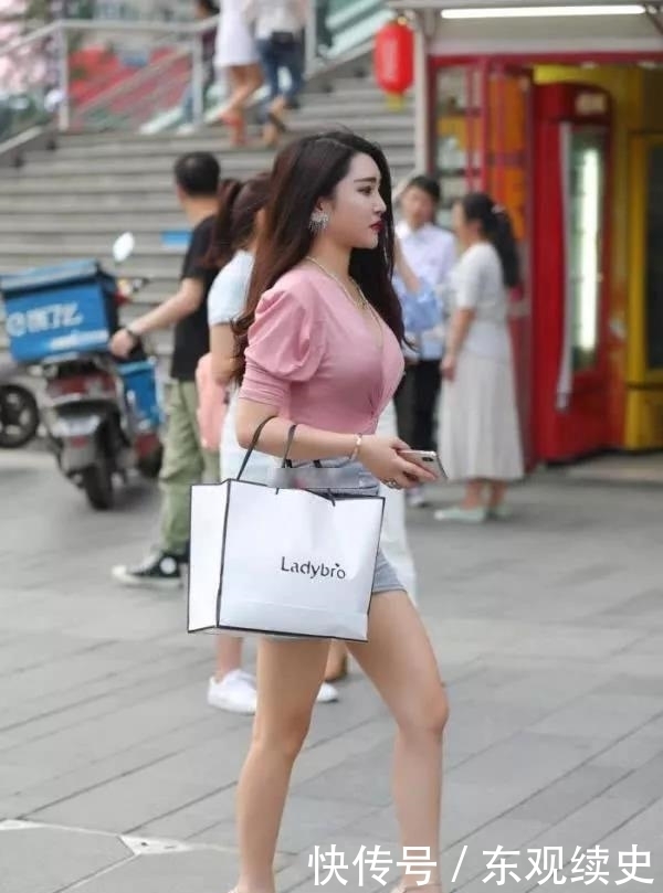 裙子|街拍:粉红色的小姐姐,穿上一条女人味十足的裙子,尽显清新甜美