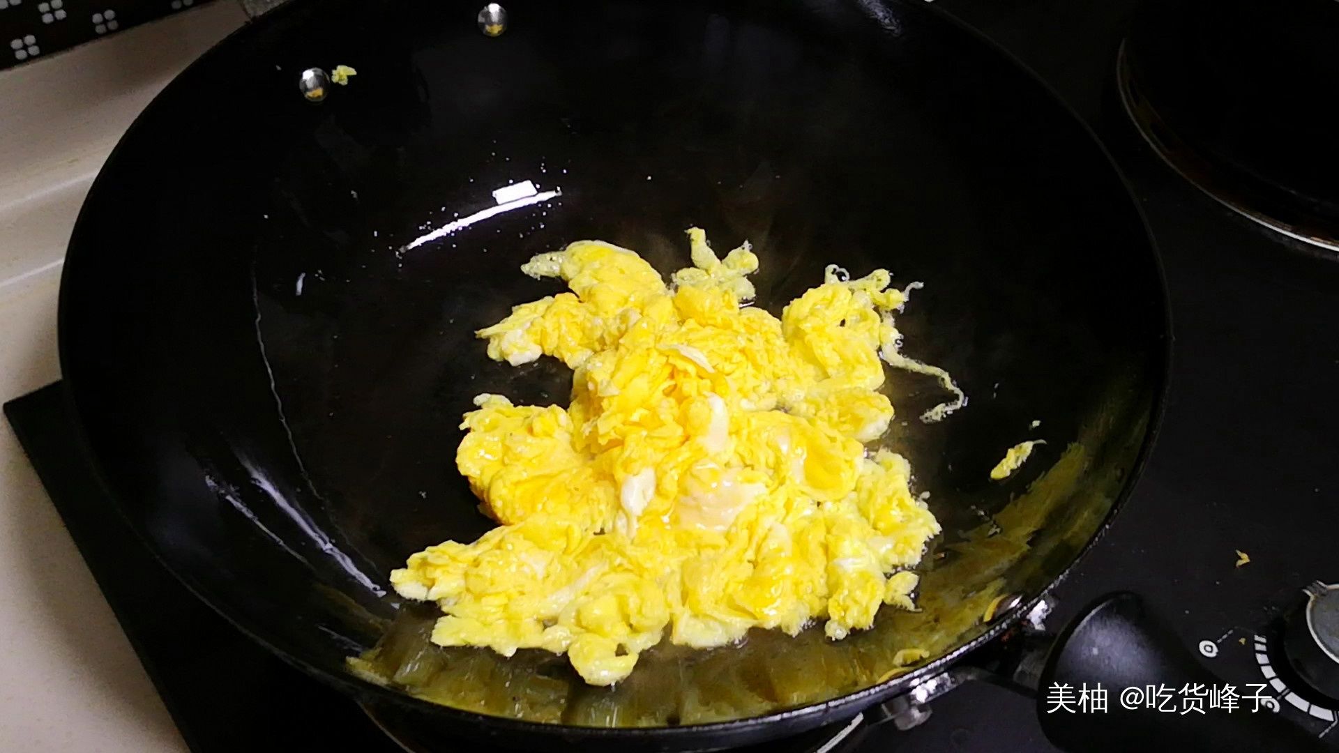  新铁锅最忌直接烧，等于吃掉了涂层，教你开锅技巧，不生锈不粘锅