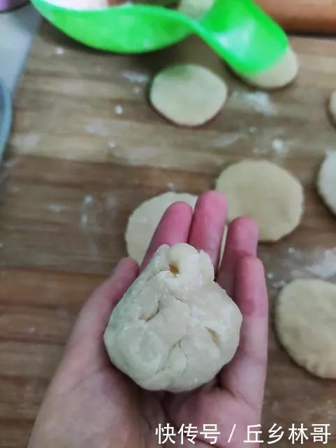 炸糖糕家常做法,简单易学,外皮金黄又酥脆,个个空心不流糖