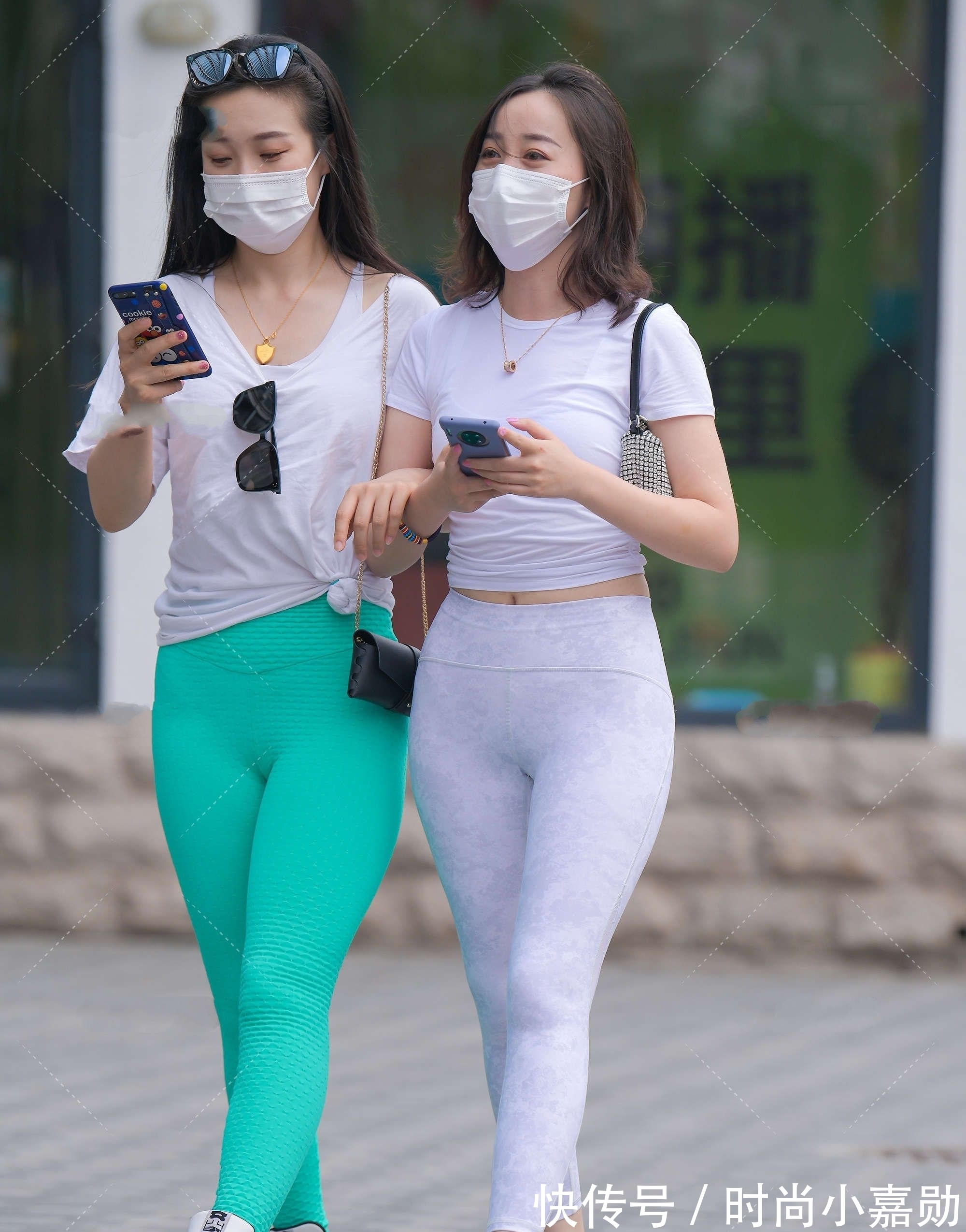 穿搭 白色动感套装简约时尚,大理石花纹打底裤有特点,穿搭舒适