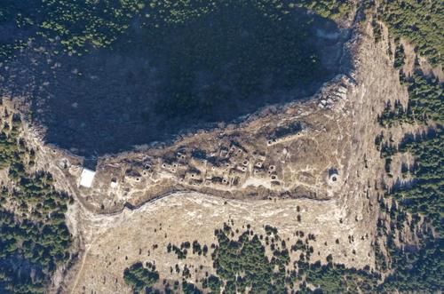 济南一座山顶藏着神秘古山寨，石屋100多间四周是悬崖峭壁