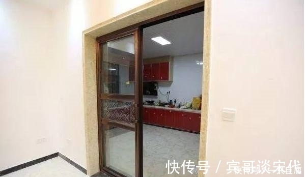 农村|农村小伙花费百万建小楼,成村里风光建筑,屋顶却成最大的败笔!