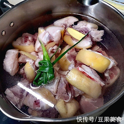 说起家常菜,莲藕炖猪蹄不能少