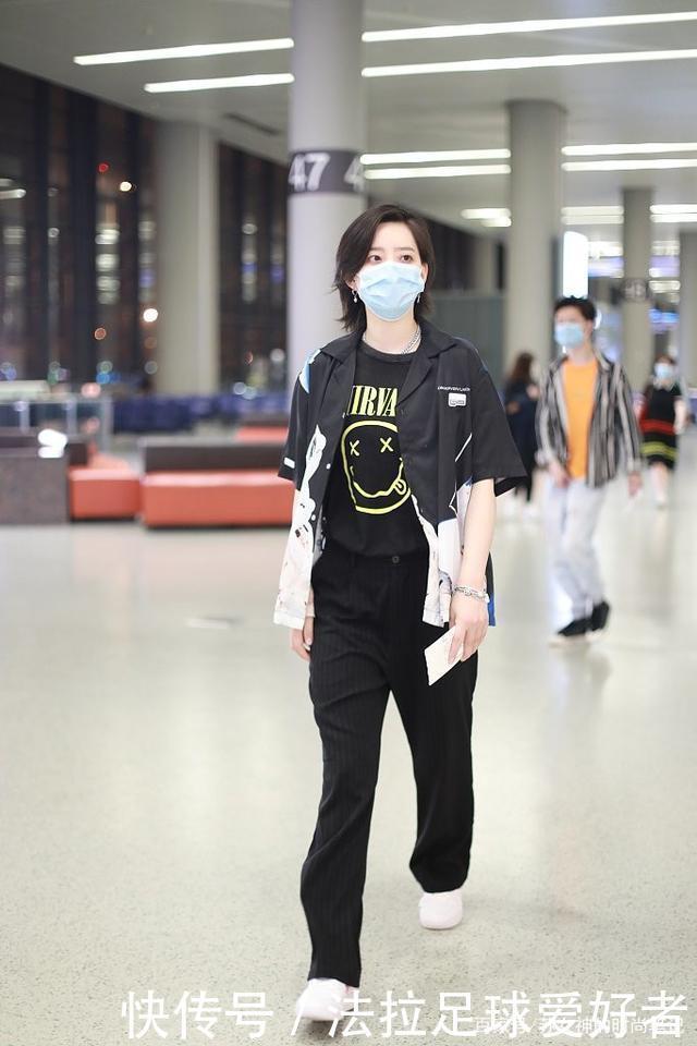 阔腿裤已经下岗了,今年流行这6条“吃肉裤”,显瘦时髦谁穿谁美