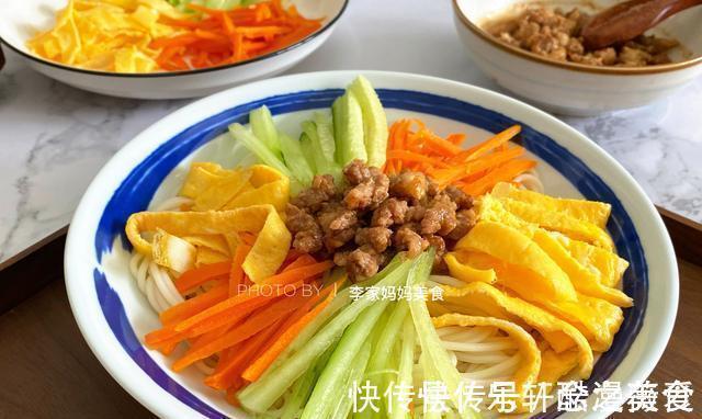 粗茶淡饭|夏天就馋这碗面,简单营养,同事吃这么少,难怪体重不过百