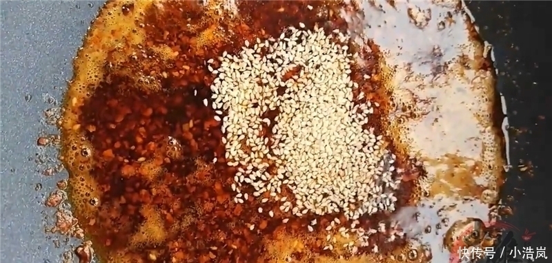 小编|面条这样吃真过瘾，直接往锅里一扔，比牛肉面还香，一顿2盘不够