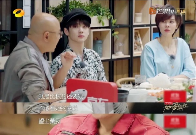 当年蹲在张国立脚边说话，宁静表情谄媚，一旁的章子怡满脸不屑