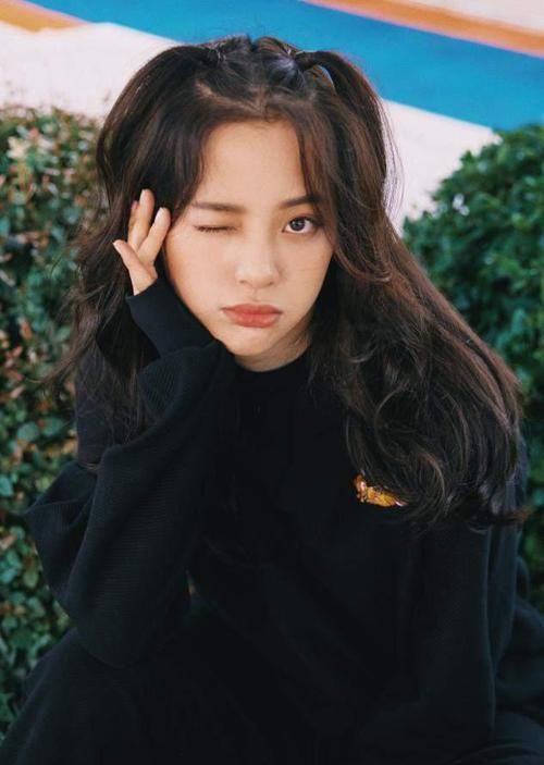 早春，毛衣就买这3个“显白色”，高级不说还减龄，照着穿就好