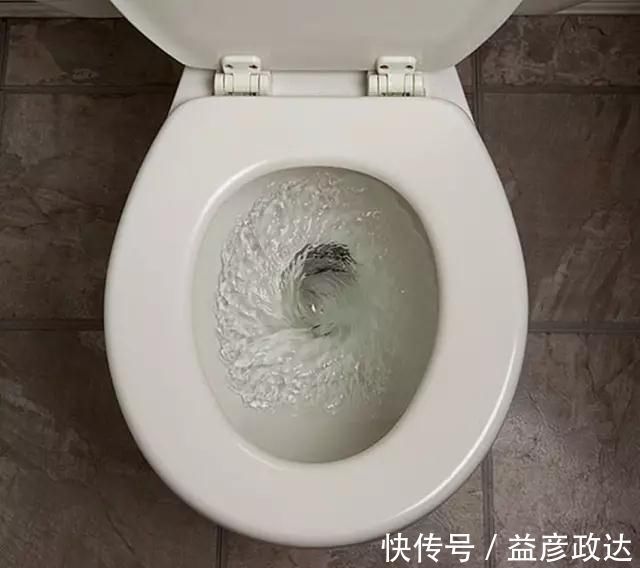 小苏打+|马桶水箱里放这个东西,再也用不到马桶刷了,好神奇啊
