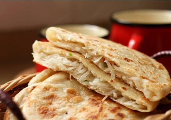 烙饼时,光刷油是不行的,多加这一步,保证烙饼外酥内软分层多